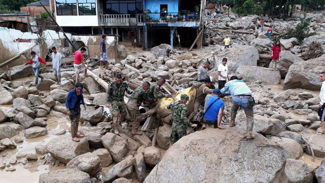 Drámai képek: egy várost tett tönkre, több mint 150 embert megölt két folyó áradása