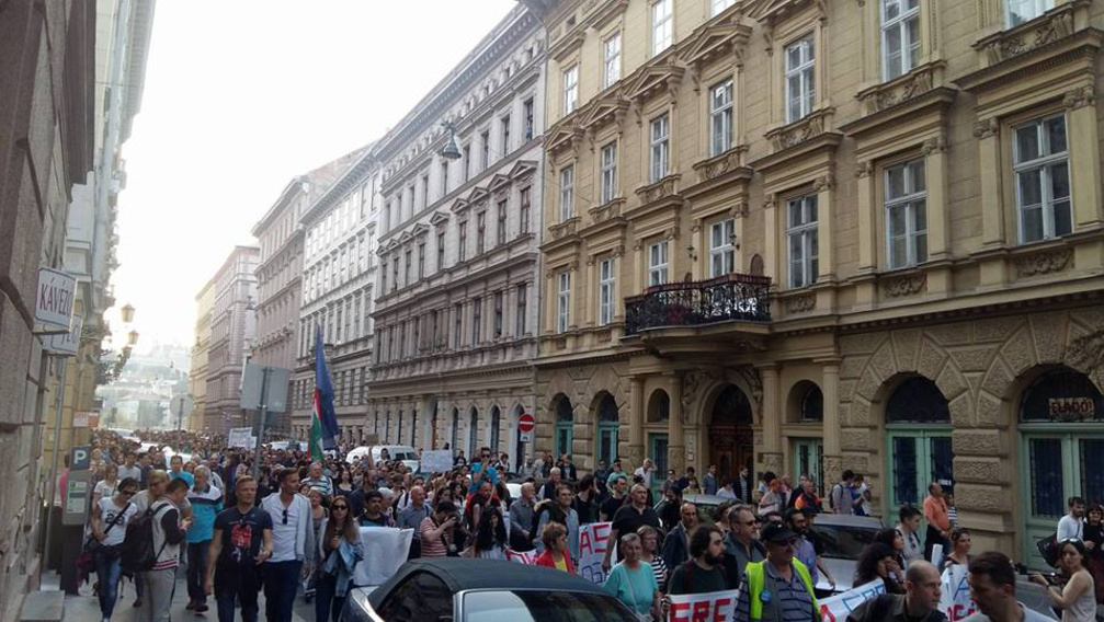 A CEU-ért 10 ezren demonstrálnak a szervezők szerint