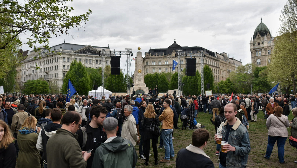 Tüntetés a kormány megfélemlítő politikája ellen a Szabadság téren