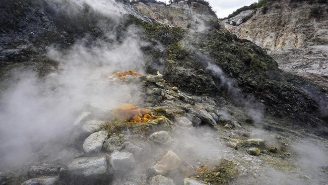 Csodájára járnak a turisták a látványos fumaroláknak, de a vulkán bármikor kitörhet