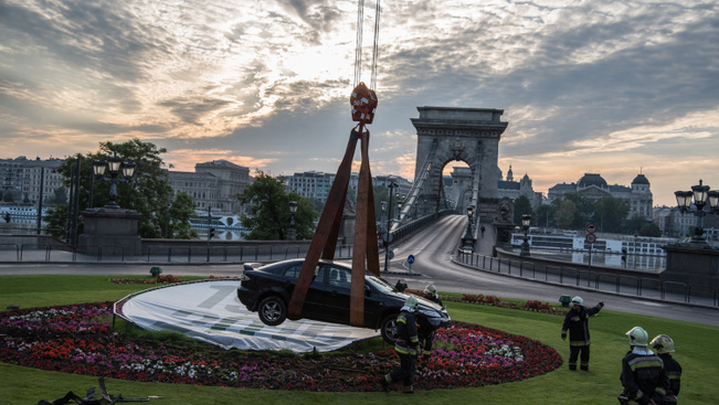 Hihetetlen budapesti baleset: csak daruval tudták kiemelni az autót a virágágyás közepéből