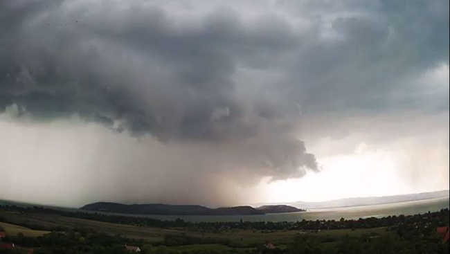 Lecsapott a viharzóna a Balatonra - videók