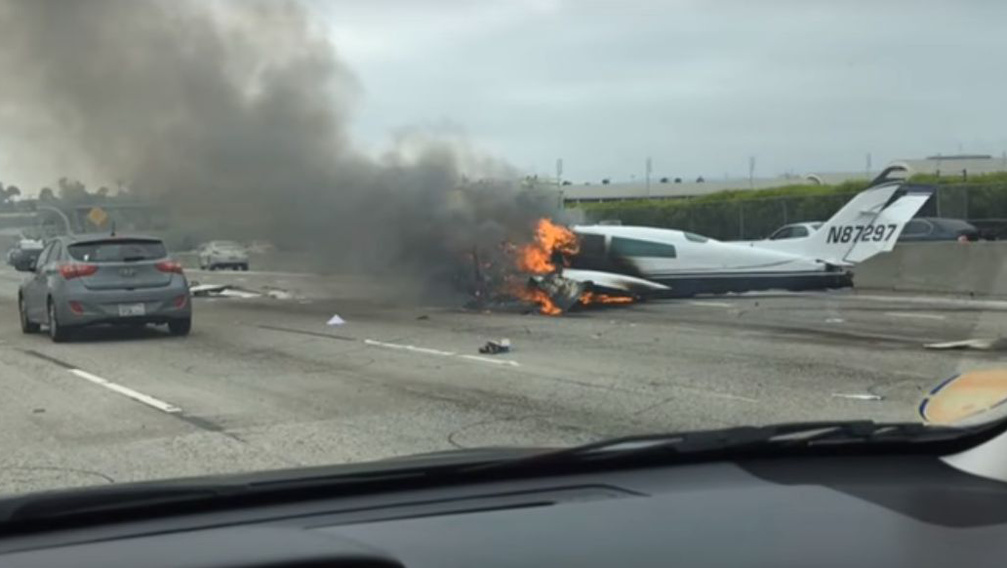 Autópályára zuhant egy kisrepülőgép Los Angelesben - videó