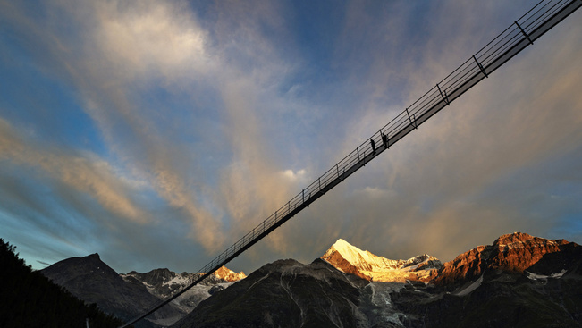 Világrekorder függőhíd épült Svájcban, lélegzetelállító képek készültek róla - galéria!