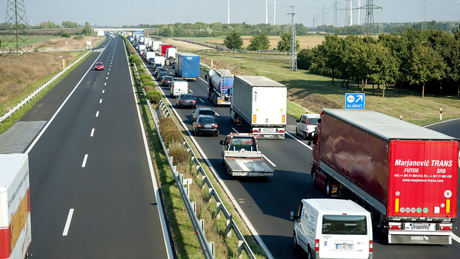 Soha nem látott dugó jön az M1-es autópályán