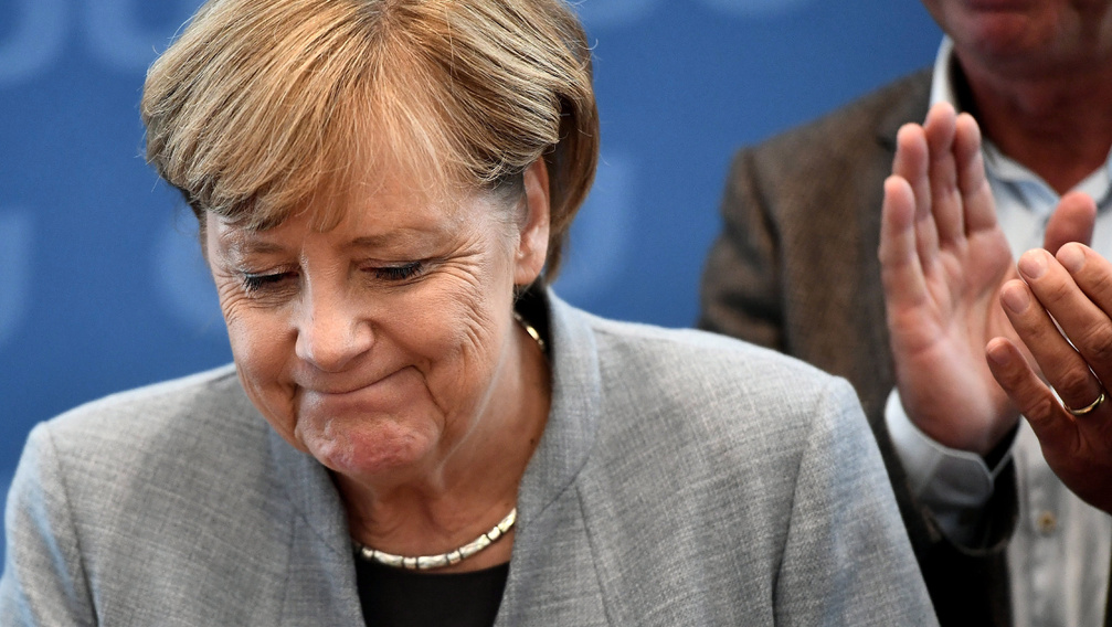 Merkel kész beadni a derekát
