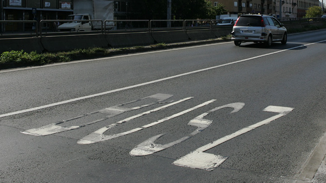 Szabad használni Pesten a buszsávot, de az autósok nem tudják