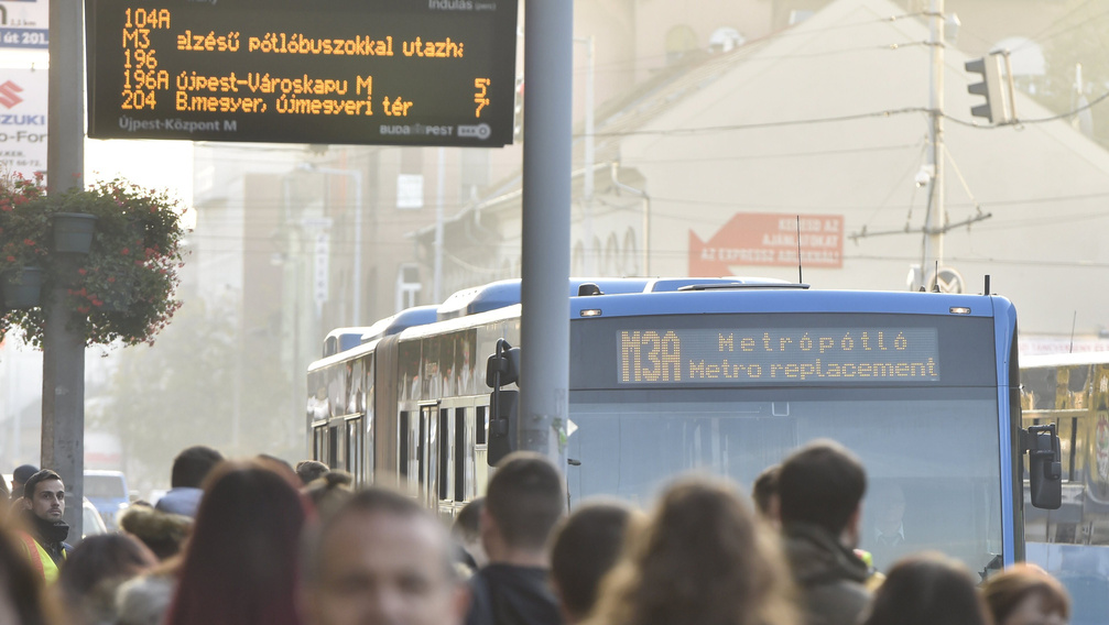 Így zajlik a metrópótlás első éles napja - képgaléria