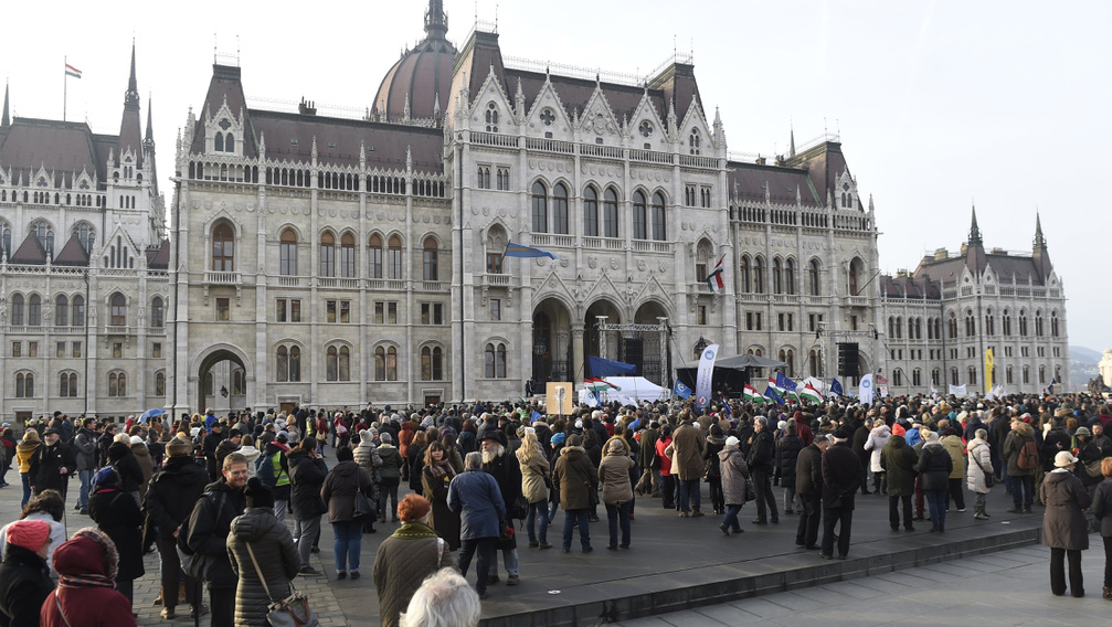 Demonstrációt tartott a Tanítanék mozgalom a Kossuth Lajos téren