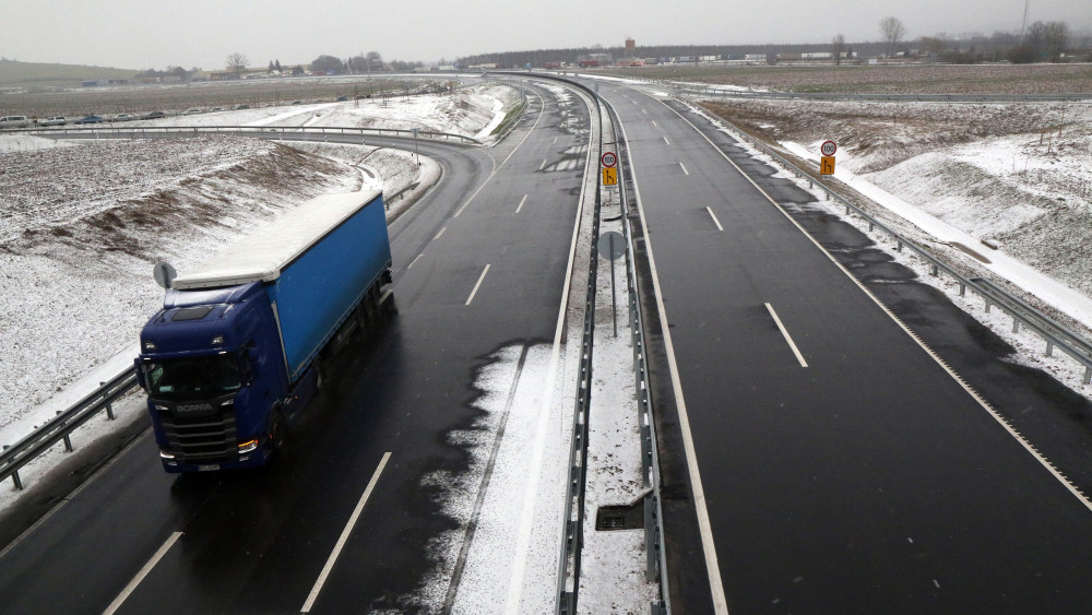 Kamion az M30 gyorsforgalmi út Tornyosnémeti és a magyar-szlovák határ közötti szakaszán az avatás napján, 2018. január 16-án.