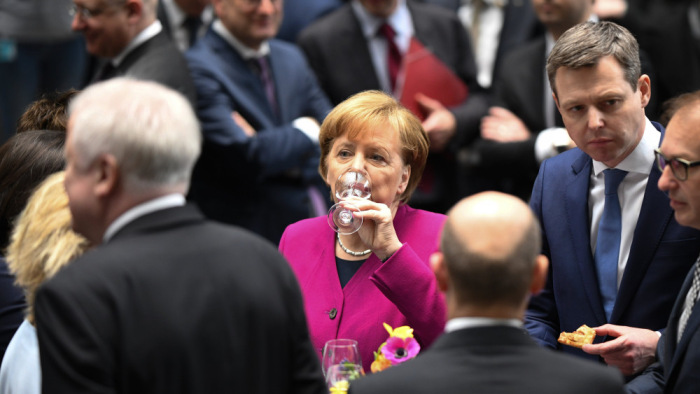 Angela Merkel nem kapott meghívót a CDU-kongresszusra, de a Zöldeknél beszédet is mondott