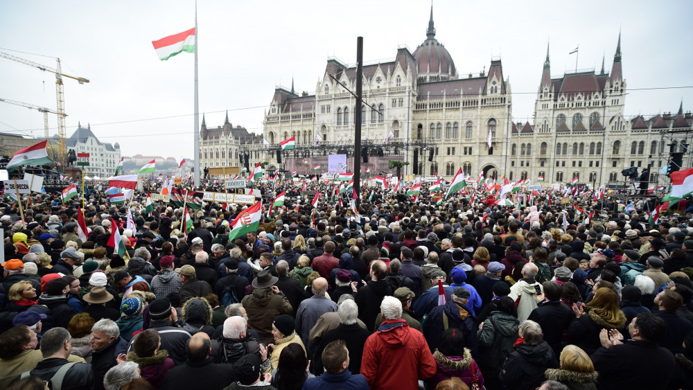 Résztvevők az 1848/49-es forradalom és szabadságharc emléknapja alkalmából rendezett díszünnepségen az Országház előtti Kossuth Lajos téren 2018. március 15-én.