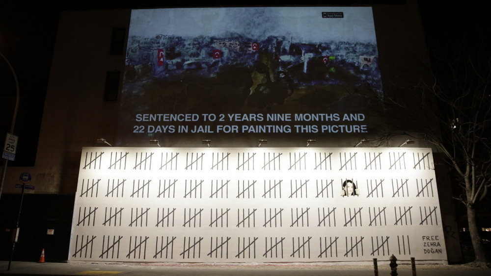 New York, 2018. március 16.Banksy brit graffitiművész újabb alkotása Zehra Dogan bebörtönzött törökországi kurd újságíró és festőművész szabadon bocsátását követeli a New York-i Bowery utcában 2018. március 15-én. A felirat jelentése: Ennek a képnek a megfestéséért két, kilenc hónap és huszonkét nap börtönre ítélték. (MTI/EPA/Jason Szenes)