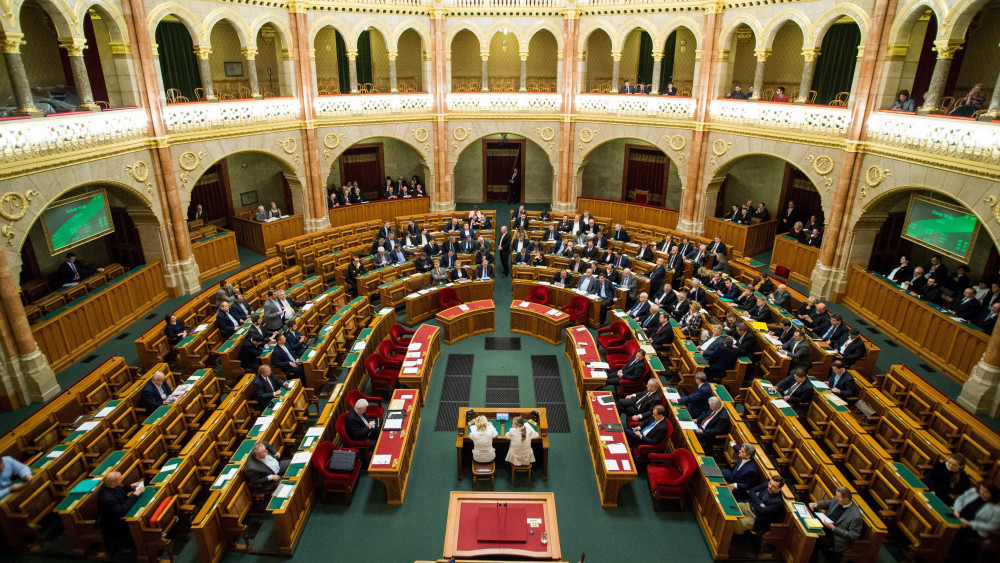 Képviselők az 1568. évi tordai vallásügyi törvény jelentőségéről és a vallásszabadság napjáról szóló törvény szavazása előtt az Országgyűlés plenáris ülésén 2018. február 20-án.