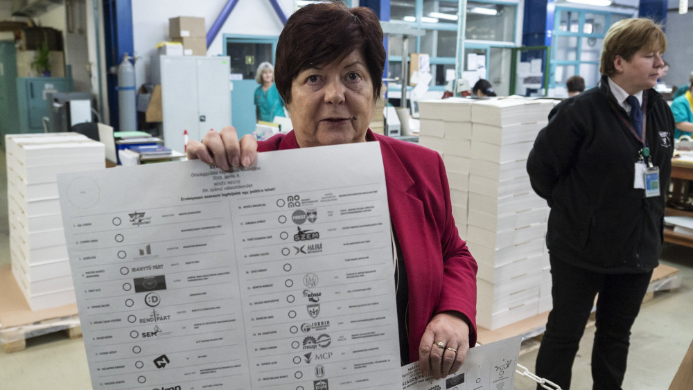 Pálffy Ilona, a Nemzeti Választási Iroda (NVI) elnöke beszél az április 8-ai országgyűlési választás szavazólapjainak nyomtatásáról tartott sajtótájékoztatón az ÁNY Biztonsági Nyomda kőbányai telephelyén 2018. március 22-én. A nyomdában kétféle (a magyarországi és levélben szavazáshoz szükséges) országos pártlistás szavazólapot, a 106 egyéni választókerület és a 13 nemzetiség országos listás szavazólapját, vagyis összesen 121 félét készítenek. Körülbelül 18 millió szavazólap készül a nyomdában.