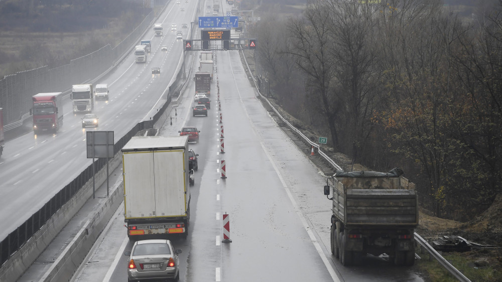 Munkavégzés miatt sávlezárás az M3-as autópálya főváros felé vezető oldalán Gödöllőnél 2017. november 21-én.