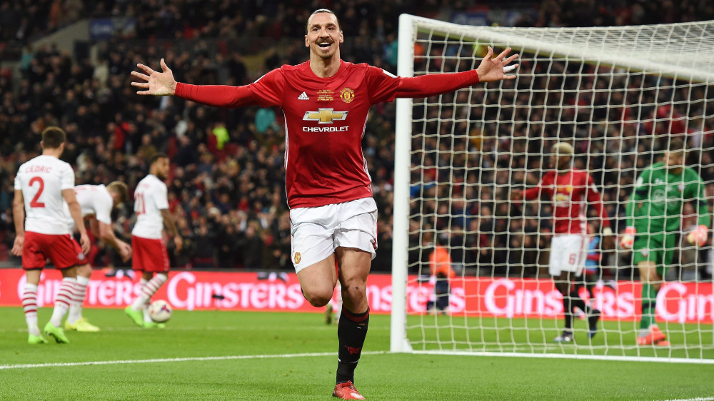 London, 2017. február 26.Zlatan Ibrahimovic, a Manchester United játékosa ünnepel, miután gólt szerzett a Southampton csapata ellen az Angol Ligakupa döntőjében a londoni Wembley Stadionban 2017. február 26-án. A mérkőzést a Manchester United nyerte 3-2-re, és ezzel a klub történetében ötödik alkalommal vihette haza a torna bajnoki trófeáját. (MTI/EPA/Andy Rain)