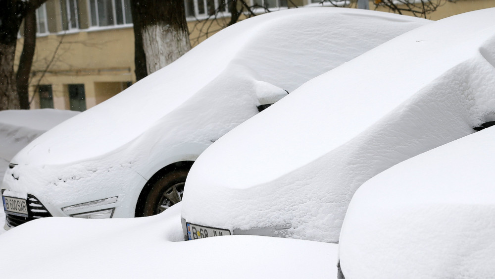 Bukarest, 2018. március 23.Vastag hóréteg fedi az autókat Bukarestben 2018. március 23-án. Romániában az ilyenkor szokásosnál több mint tíz fokkal hidegebb idő, havazás és hófúvás miatt a fővárosra és 14 megyére narancssárga riasztást adtak ki. (MTI/EPA/Robert Ghement)