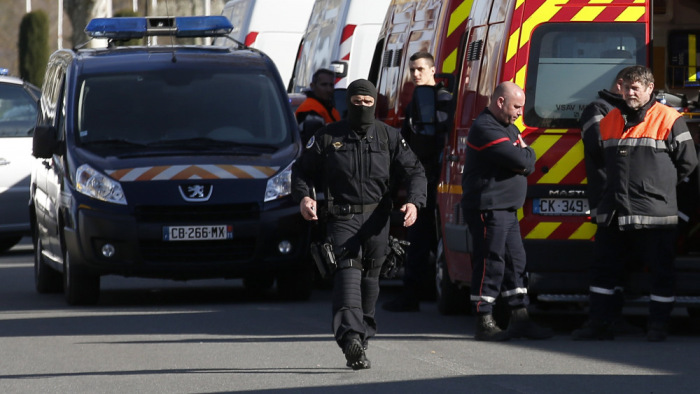 Három halottja és 16 sebesültje van a dél-franciaországi támadásnak