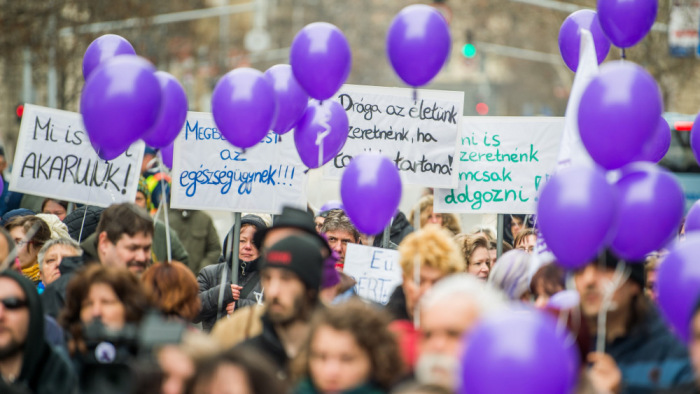 Béremelésért, nagyobb megbecsülésért tüntettek az egészségügyiek