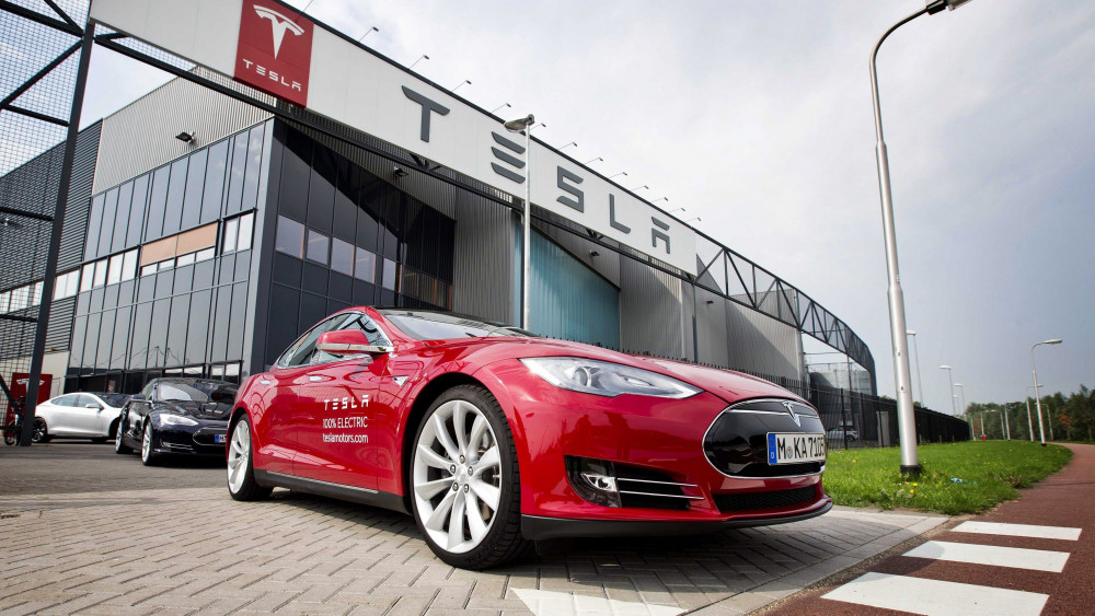 Tilburg, 2013. augusztus 22.A Tesla Motors új, hollandiai gyára Tilburgban az avatás napján, 2013. augusztus 22-én. Az amerikai elektromosjármű-gyártó itt szereli össze az európai piacra szánt autóit. (MTI/EPA/Guus Schoonewille)
