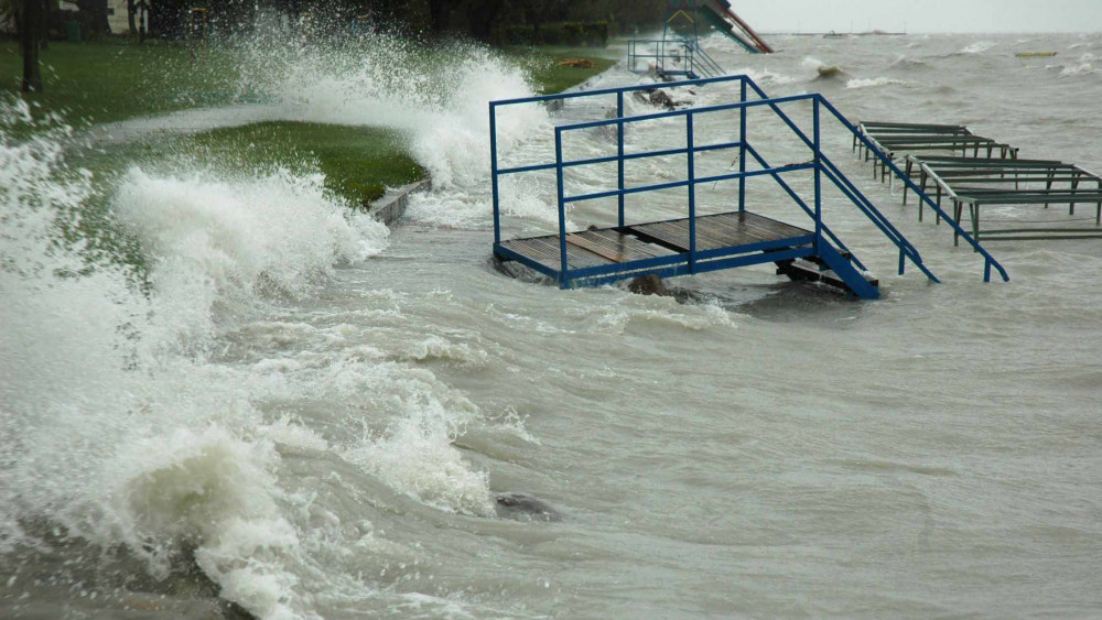 A Balaton vizét felkorbácsolja és a partra fröcsköli a helyenként száz kilométert meghaladó erősségű szél Zamárdiban.