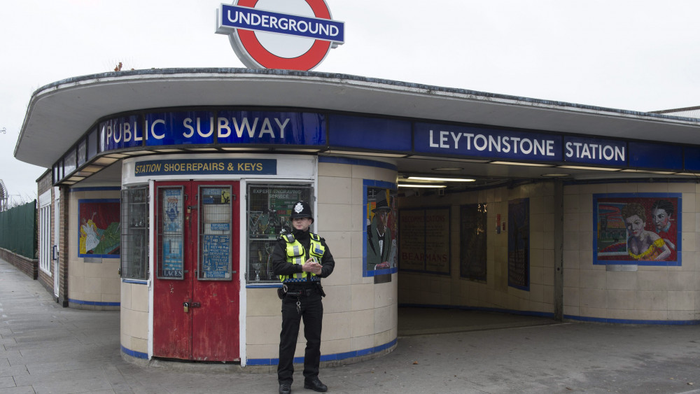 London, 2015. december 6.Egy londoni rendőr a Leytonstone metróállomáson 2015. december 6-án, miután az előző este egy férfi megszúrt három utast, akik közül az egyik súlyos nyaksérülést, a másik kettő könnyebb sérüléseket szenvedett. A merénylőt őrizetbe vették. Richard Walton, a Scotland Yard terrorelhárító ügyosztályának parancsnoka hivatalos közleményben jelentette be, hogy a rendőrség terrorista incidensként kezeli a támadást. (MTI/EPA/Will Oliver)