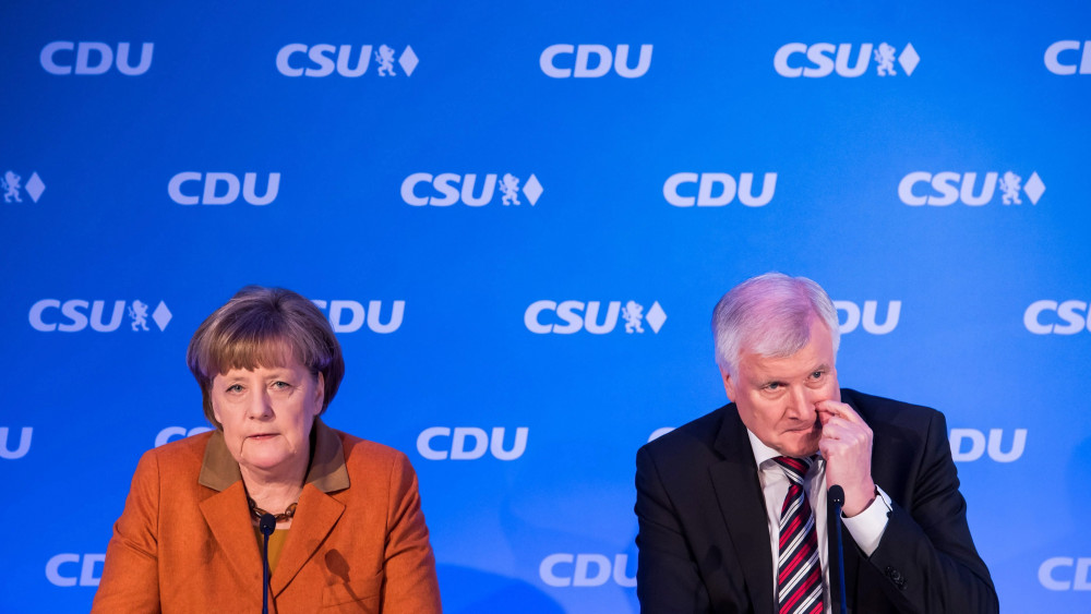 München, 2017. február 6.Angela Merkel német kancellár, a német Kereszténydemokrata Unió, a CDU (b) és Horst Seehofer bajor miniszterelnök, a Keresztényszociális Unió (CSU) elnöke sajtótájékoztatót tart a két párt elnökségi ülése után Münchenben 2017. február 6-án, ahol bejelentették, hogy ismét Angela Merkel lesz a két párt közös kancellárjelöltje, és együtt küzdenek majd a szeptemberi szövetségi parlamenti választás kampányában. (MTI/EPA/Lukas Barth)
