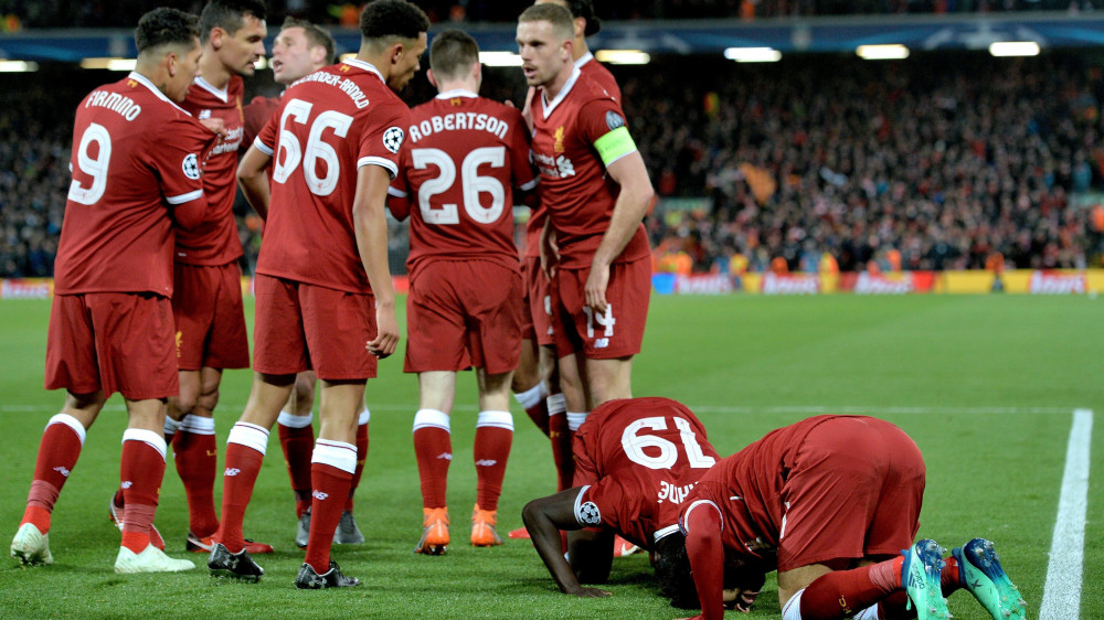 Liverpool, 2018. április 4.Mohamed Szalah, a Liverpool játékosa (j), miután gólt rúgott a Manchester City ellen a labdarúgó Bajnokok Ligájában a liverpooli Anfield Road-i stadionban 2018. április 4-én. (MTI/EPA/Peter Powell)