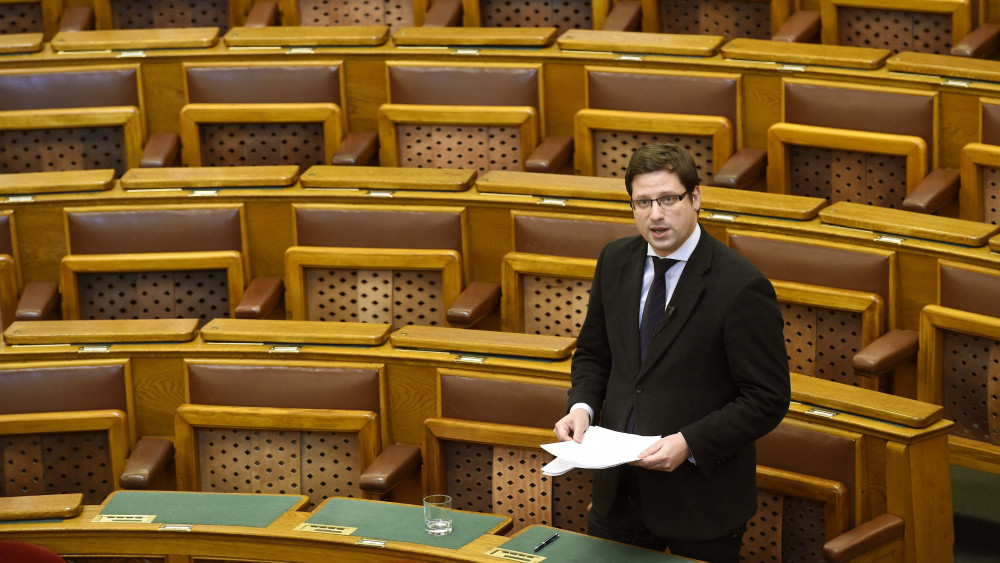 Gulyás Gergely, a Fidesz frakcióvezetője felszólal napirend előtt az Országgyűlés rendkívüli ülésén 2018. január 30-án. Az ellenzéki kezdeményezésre összehívott ülésen a kormánypártok képviselői közül csak Gulyás Gergely jelent meg, ezért az határozatképtelen volt.