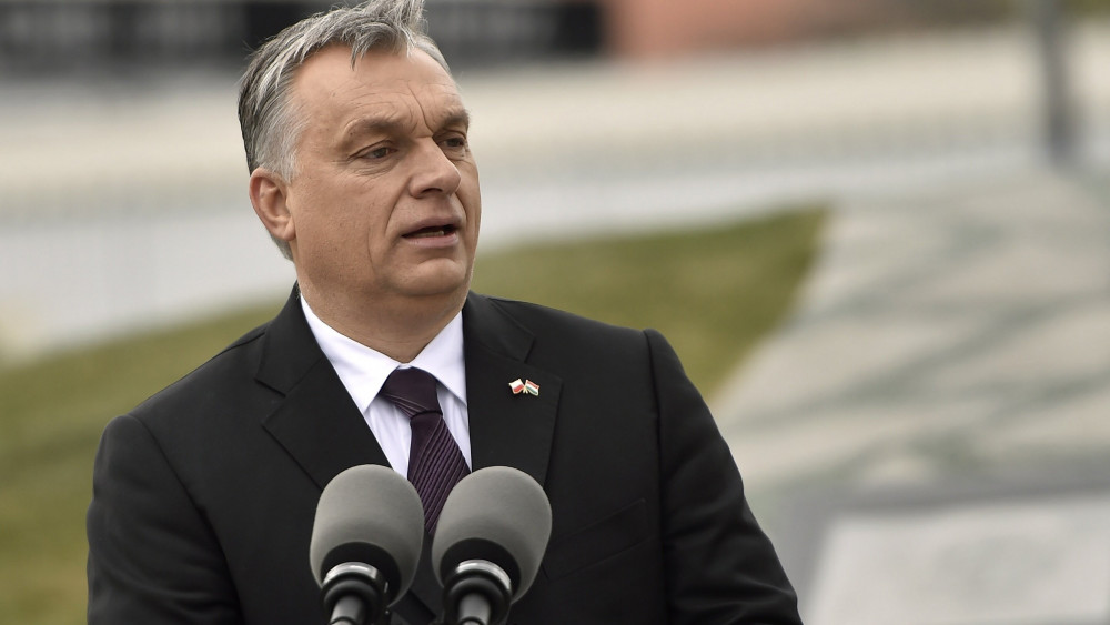 Orbán Viktor miniszterelnök beszédet mond a szmolenszki légikatasztrófa áldozatainak emlékére állított, Mementó Szmolenszkért elnevezésű emlékmű felavatásán Budafokon 2018. április 6-án.