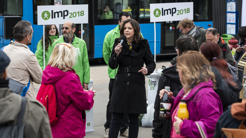 Szél Bernadett, a Lehet Más a Politika (LMP) miniszterelnök-jelöltje, a párt társelnöke (középen) beszédet mond az LMP utcafórumán a fővárosi a Blaha Lujza téren 2018. április 7-én.