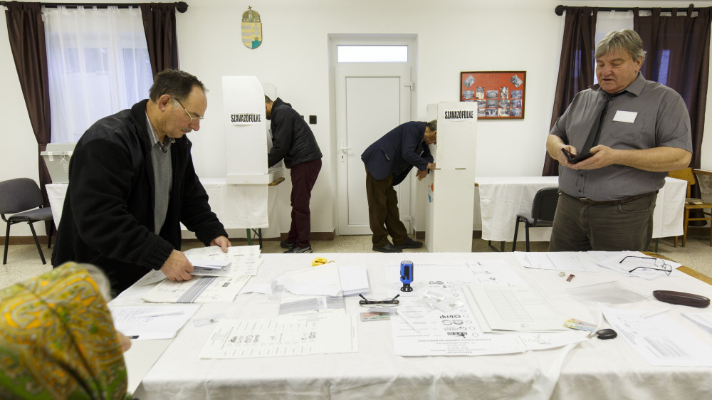 A szavazatszámláló bizottság tagjai szavaznak az iborfiai faluházban az országgyűlési képviselő-választáson 2018. április 8-án. A Zala megyei településen tíz választópolgár él.