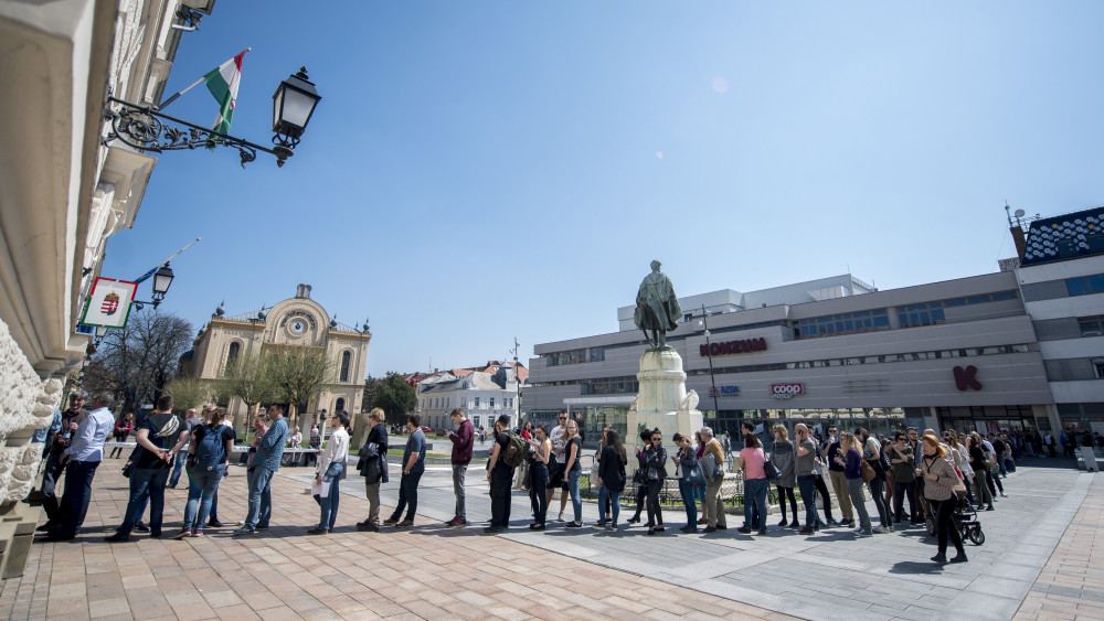 Átjelentkezett szavazók sorban állnak az országgyűlési képviselő-választáson a pécsi Kossuth téren 2018. április 8-án.