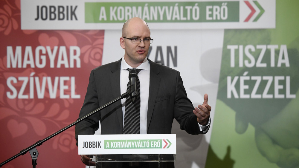Z. Kárpát Dániel, a Jobbik alelnöke sajtótájékoztatót tart a párt választási eredményváró rendezvényén a budapesti Aquincum Hotelben 2018. április 8-án.