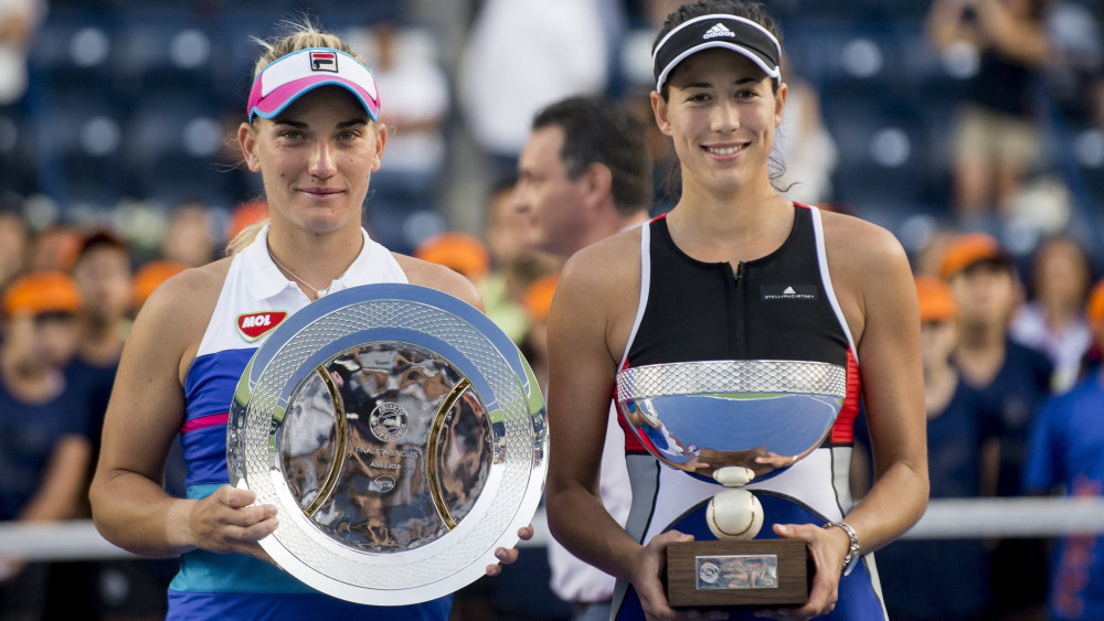 Monterrey, 2018. április 9. Babos Tímea (b) a második helyezettnek és a spanyol Garbine Muguruza a győztesnek járó trófeával a mexikói Monterreyben rendezett keménypályás női tenisztorna egyesének döntője után 2018. április 8-án. Muguruza 3-6, 6-4, 6-3 arányban győzött Babos Tímea ellen. (MTI/EPA/Miguel Sierra)