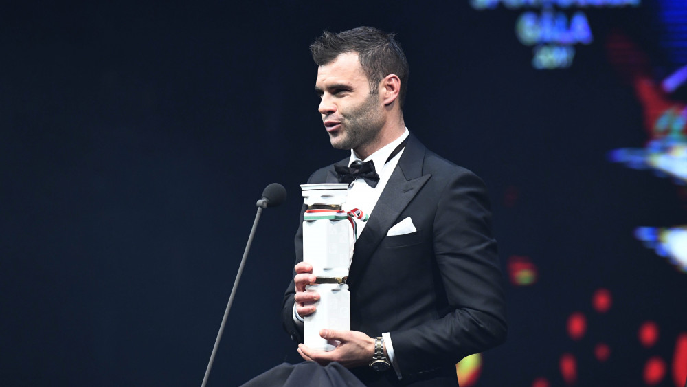 Nikolics Nemanja (Chicago Fire), az év férfi labdarúgója a díjjal az M4 Sport - Év sportolója gálán a Nemzeti Színházban 2018. január 11-én.
