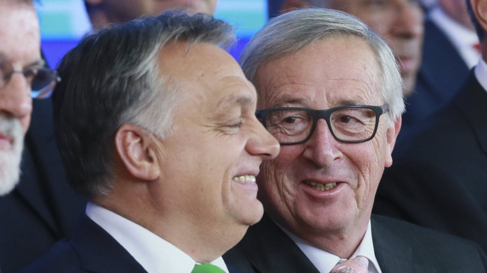Brüsszel, 2017. december 14. Mariano Rajoy spanyol kormányfő, Orbán Viktor miniszterelnök és Jean-Claude Juncker, az Európai Bizottság elnöke (első sor, b-j) az Európai Tanács ülése mentén tartott állandó strukturált együttműködés (PESCO) elnevezésű védelmi megállapodás 25 tagállama vezetőinek találkozóján a brüsszeli Európa-épületben 2017. december 14-én. (MTI/EPA/Stephanie Lecocq)