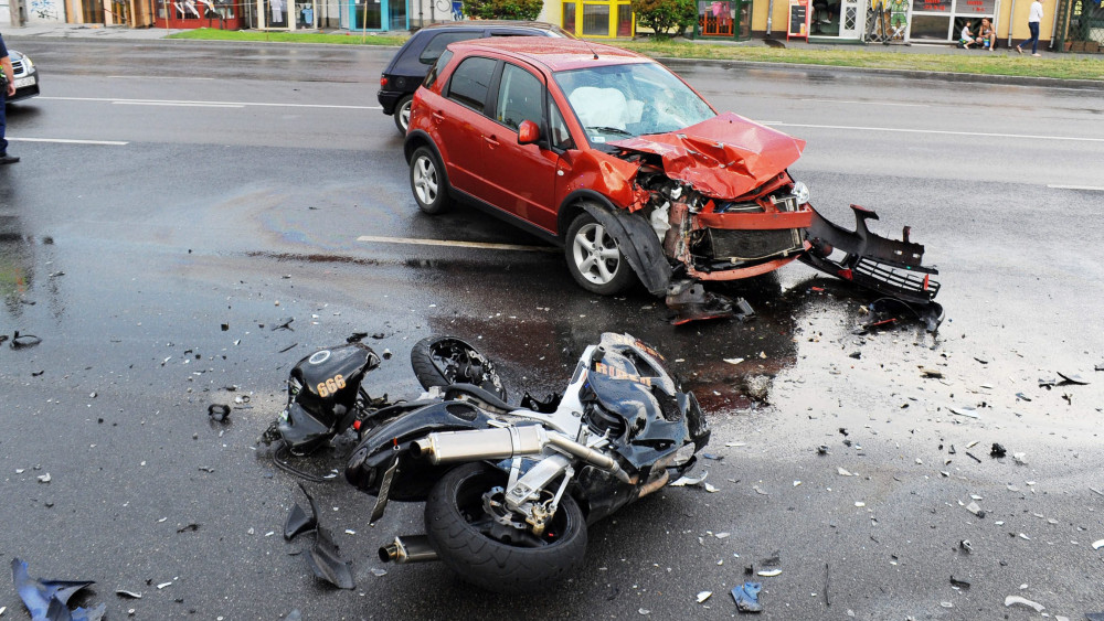 Összetört motorkerékpár és autó Budapest XVII. kerületében a Pesti út és a Kis utca kereszteződésében, ahol a motor a személyautóval karambolozott. A motor vezetője és utasa az ütközéskor a járműről lerepült. A fiatal férfit és nőt súlyos, életveszélyes sérülésekkel szállították a mentők kórházba.