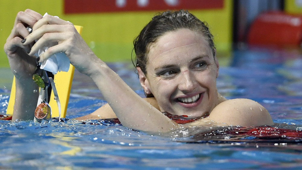 Hosszú Katinka, miután megnyerte a koppenhágai rövidpályás úszó Európa-bajnokság női 100 méteres vegyesúszásának döntőjét 2017. december 15-én.