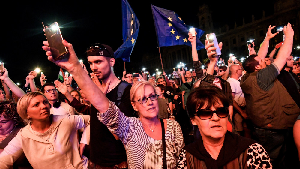 A Facebookon meghirdetett, ellenzéki pártok részvételével tartott demonstráción mobiltelefonokkal világítanak Budapesten, a Kossuth téren 2018. április 14-én. A résztvevők az Operaháztól vonultak a térre.