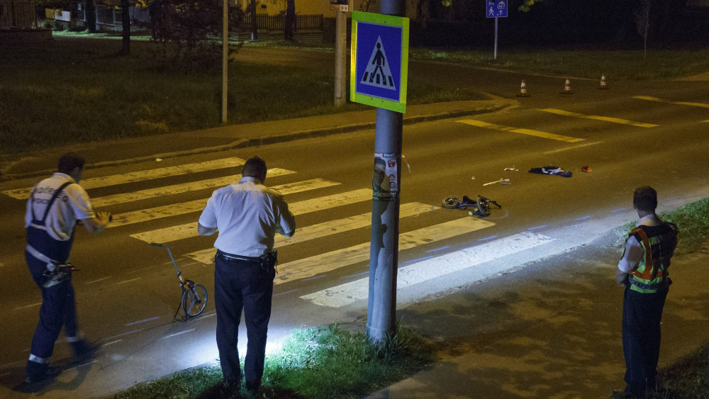 Rendőr helyszínel 2018. április 15-én Nagykanizsán a Balatoni úton, ahol egy anyát és kisgyermekét gázolta el a zebrán egy autós. A gázoló segítségnyújtás nélkül elhajtott a helyszínről, de a rendőrök később elfogták. Az anyát és gyermekét kórházba vitték, sérülésükről nincs információ.