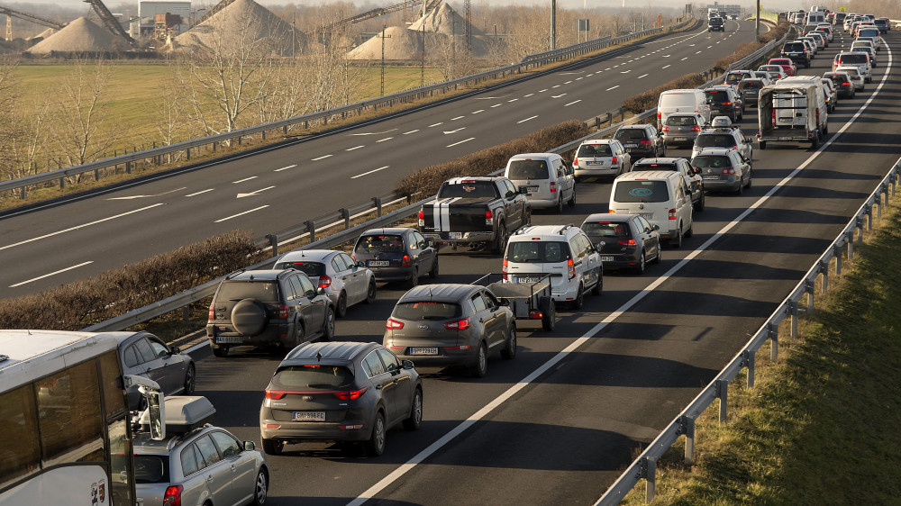 Járművek várakoznak 2018. január 6-án az M1-es autópályán a hegyeshalmi határátlépési pont közelében, ahol a megnövekedett forgalom miatt hat kilométeres torlódás alakult ki.