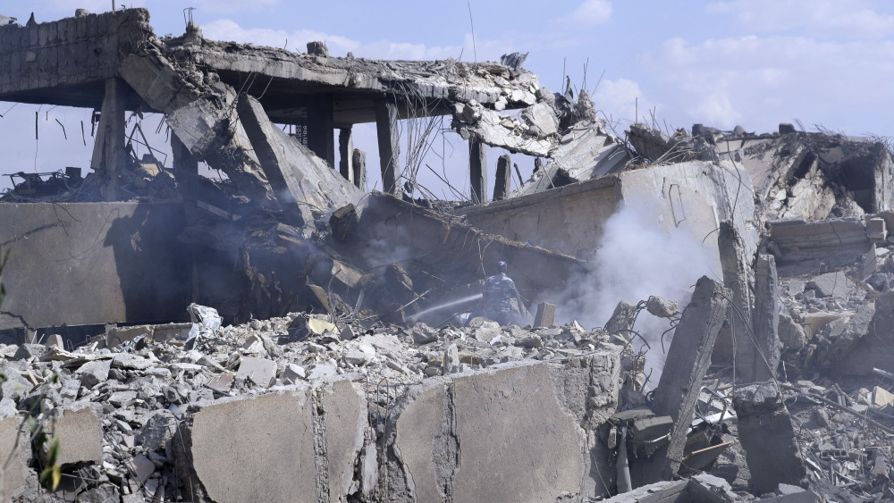 Damaszkusz, 2018. április 14.A Szíriai Tudományos Kutatóközpont egyik rommá vált épülete Damaszkusz Barzeh kerületében 2018. április 14-én. Hajnalban amerikai, brit és francia harci gépek célzott légicsapásokat hajtottak végre szíriai feltételezett vegyifegyver-raktárak ellen, válaszul az április 7-én a kelet-gútai Dúma városában elkövetett vegyifegyver-támadásra. (MTI/AP/Haszan Ammar)