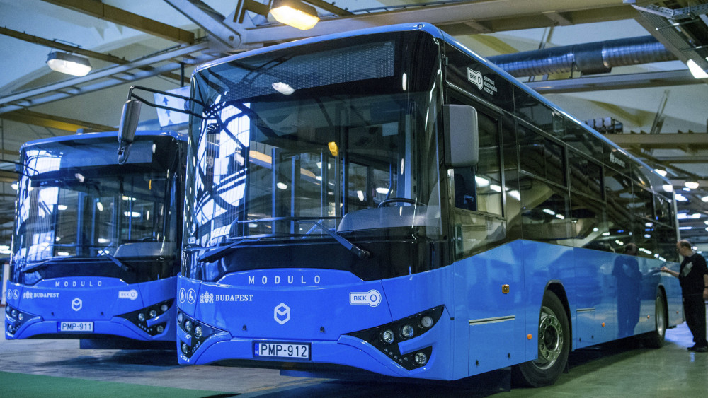 Modulo M168 D típusú Ikarus buszok a BKV hazai gyártású metrópótló buszainak átadásán a közlekedési vállalat XI. kerületi Hamzsabégi úti telephelyén 2018. január 19-én.