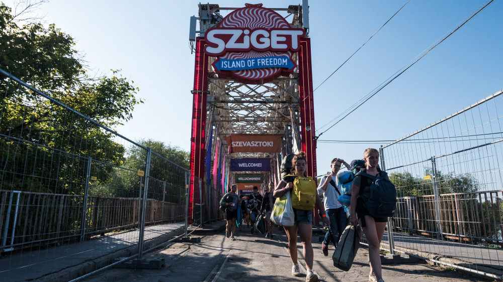 A befejeződött 25. Sziget Fesztiválról távozó fiatalok a K-hídon 2017. augusztus 16-án.