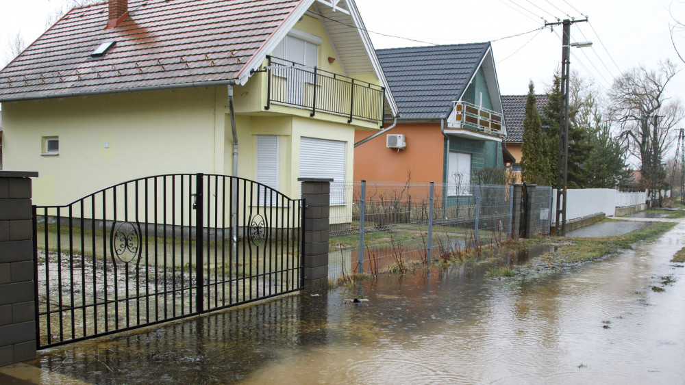 Belvízzel elöntött utca Balatonmáriafürdőn 2018. március 17-én.  A következő napokban várható szélsőséges időjárás miatt harmadfokú vízkár-elhárítási készültséget rendeltek el több dél-, és délnyugat balatoni településen március 16-án reggeltől.