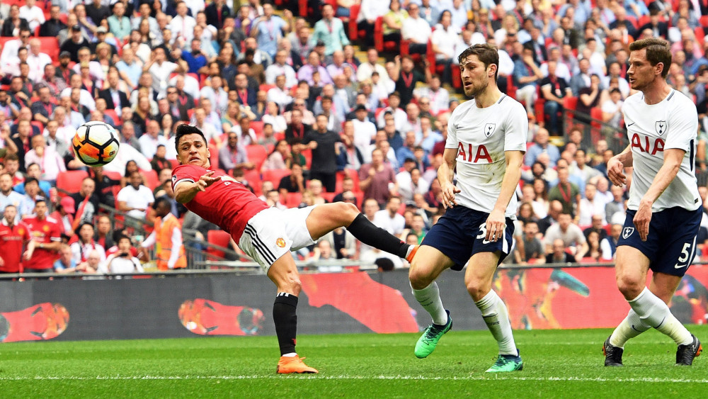 London, 2018. április 22.Alexis Sanchez, a Manchester United játékosa (b) gólt lő a Tottenham Hotspur ellen az Angol Labdarúgó-szövetség Kupája, a FA-kupa  elődöntőjében a londoni Wembley Stadionban 2018. április 21-én. A Manchester United 2-1-re győzött. (MTI/EPA/Facundo Arrizabalaga)