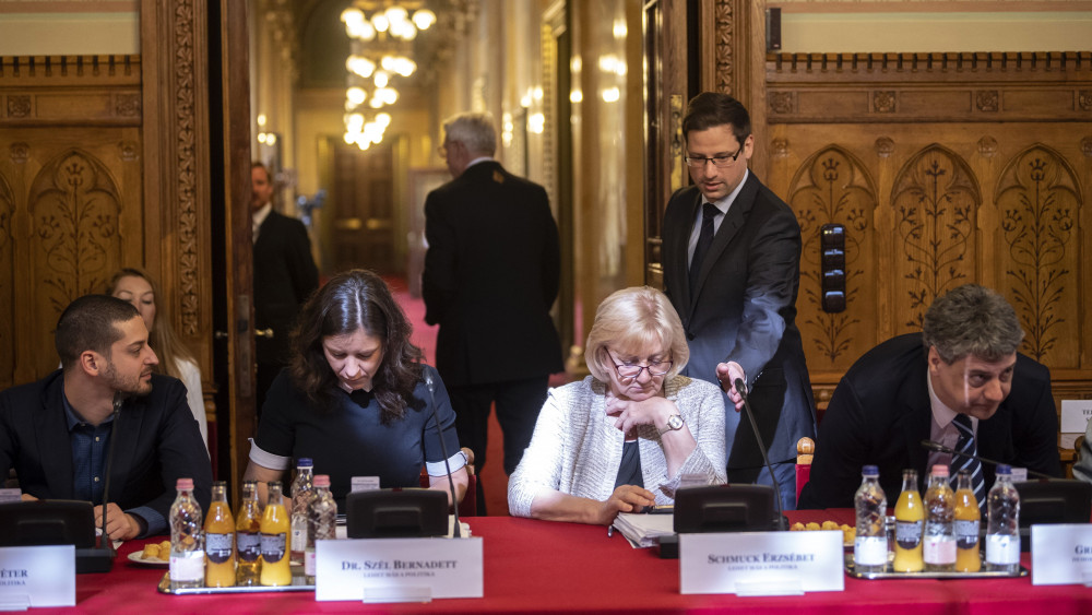 Gulyás Gergely (Fidesz-KDNP, j2), Szél Bernadett (b2), Ungár Péter (b), Schmuck Erzsébet (Lehet Más a Politika) és Gréczy Zsolt (Demokratikus Koalíció, j) megválasztott képviselők az Országgyűlés alakuló ülését előkészítő tárgyaláson az Országház Apponyi Albert-termében 2018. április 24-én.