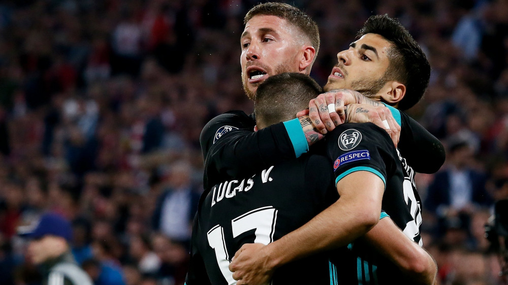 München, 2018. április 25.Marco Asensio, a spanyol Real Madrid játékosa (j) a gólját ünnepli csapattársaival, Lucas Vázquezzel és Sergio Ramos-szal a labdarúgó Bajnokok Ligája elődöntőjében a német Bayern München együttese ellen játszott első mérkőzésen a müncheni Allianz Arenénában 2018. április 25-én. (MTI/EPA/Ronald Wittek)